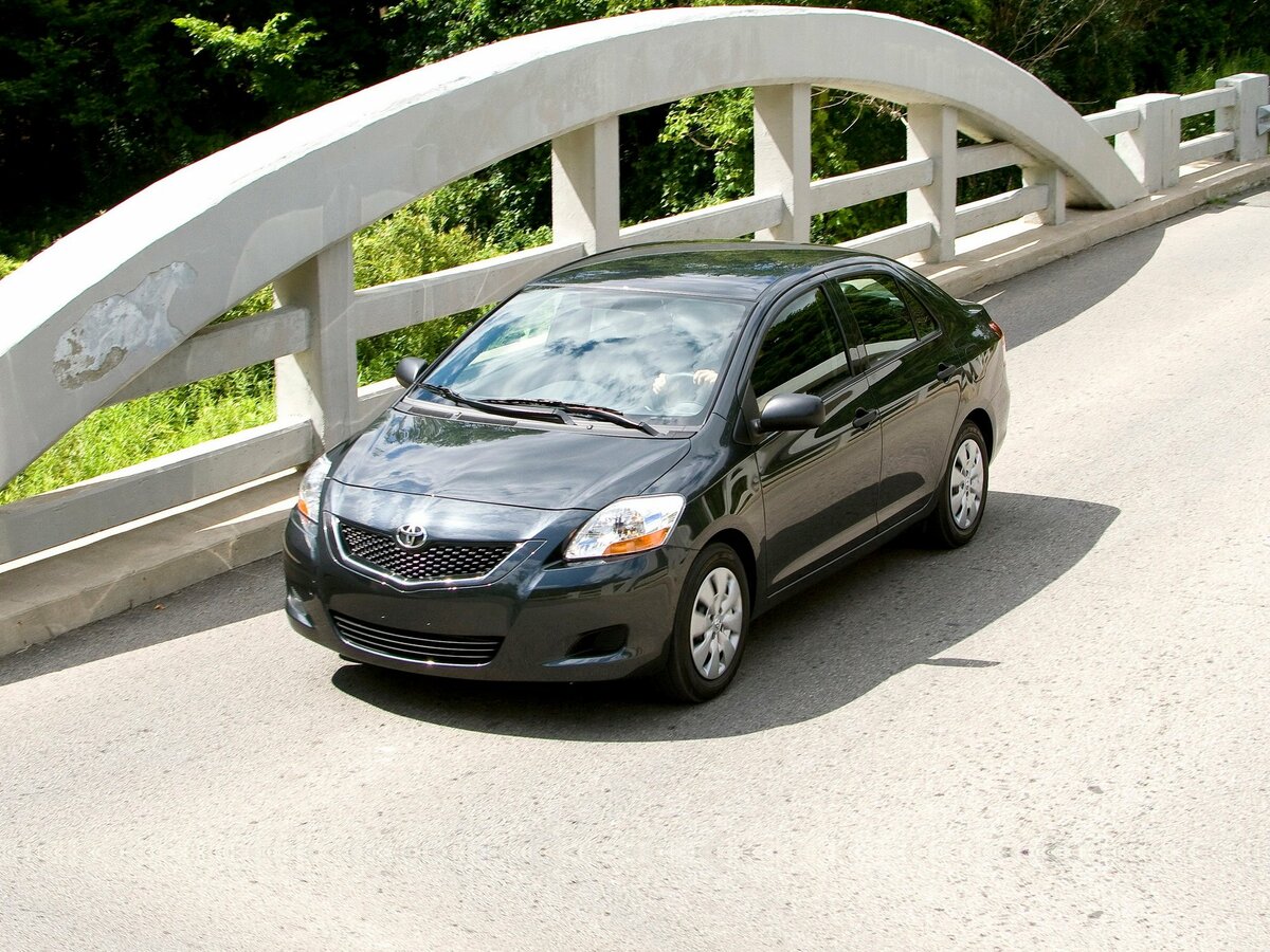Toyota Yaris II Рестайлинг Хэтчбек 3 дв.